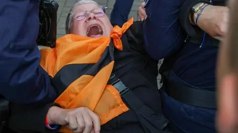 Policja interweniowała wobec Babci Kasi podczas manifestacji przeciwko migracji do Polski