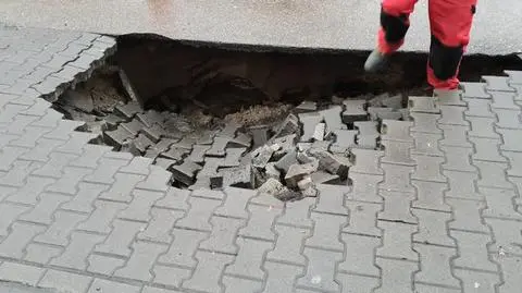 Przez awarię wodociągu zapadła się ulica