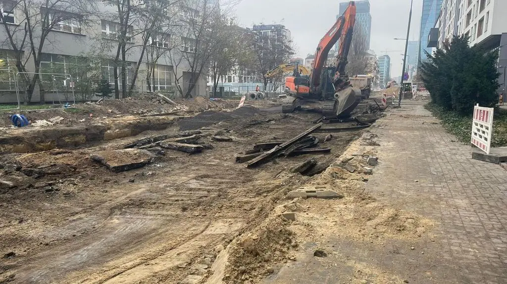 Podczas remontu odkopali historyczne tory. Zostaną wyeksponowane