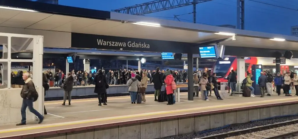 Nie działa 10 stacji metra. "Autobusy wypełnione po brzegi"