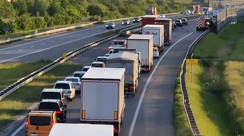Korek na A2 po pożarze auta