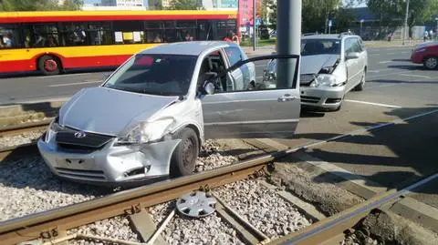 Zderzenie toyot na Puławskiej. Nie jeździły tramwaje