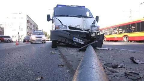 Wypadek straży miejskiej. Bus wpadł na latarnię