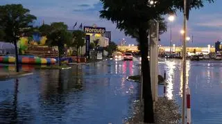 Zalany parking przy centrach handlowych na Targówku