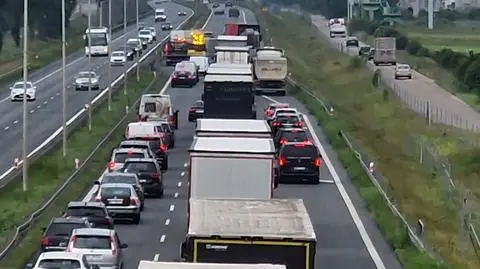 Zderzenie motocykla i auta dostawczego na S8