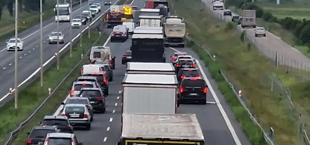 Zderzenie auta dostawczego z motocyklem na S8. Korek na 10 kilometrów