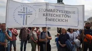 Uczestnicy protestu zorganizowanego przez Stowarzyszenie Katechetów Świeckich na placu Zamkowym w Warszawie 