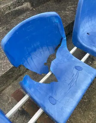 Połamane krzesełka na trybunach 