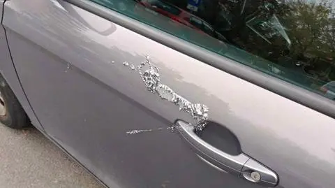 Zniszczone samochody na Woli