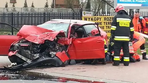 Czołowe zderzenie w Wawrze. Kierowca i pasażer audi w szpitalu