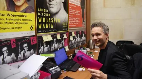 Żebrowski bileterem we własnym teatrze. Wspiera "czarny protest"