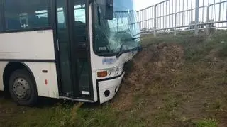 Zderzenie autobusu i samochodu osobowego