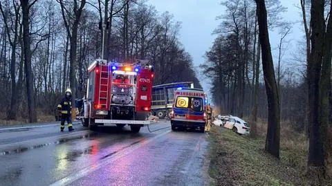 Zderzenie z ciężarówką na DW 631. Jedna osoba nie żyje, przejazd zablokowany