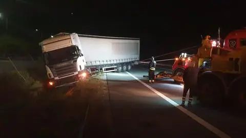 Ciężarówka w rowie. Kierowca przewoził alkohol  