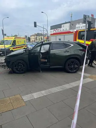 The car hit the door of the Institute of Aviation 