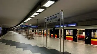 Koniec prac, pociągi metra kursują na całej trasie