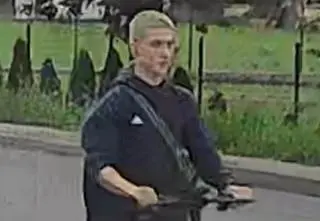 Jechał hulajnogą po chodniku, uderzył w dziecko. Szukają go