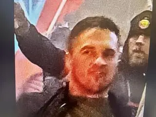 Policja publikuje wizerunek osób, które używały środki pirotechniczne na Marszu Niepodległości