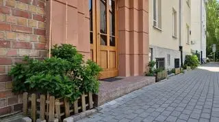 Ogródek fasadowy na ulicy Bałuckiego na Mokotowie