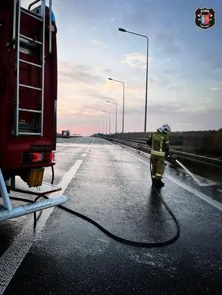 Zderzenie auta osobowego i ciężarówki na A2