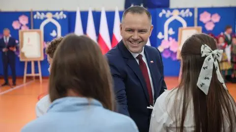 Prezydent Karol Nawrocki podczas inauguracji roku szkolnego 2025/2026 w Szkole Podstawowej im. Jana Pawła II w Wolanowie
