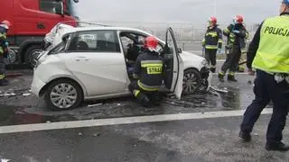 Ciężarówka wjechała w stojące w korku samochody