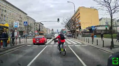 Zmienił pas przed maską jednego z aut. Chwilę później wpadł pod tramwaj