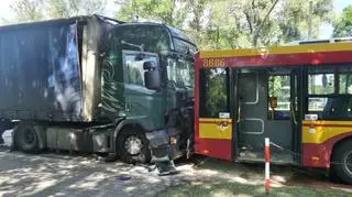 Tir najechał na autobus