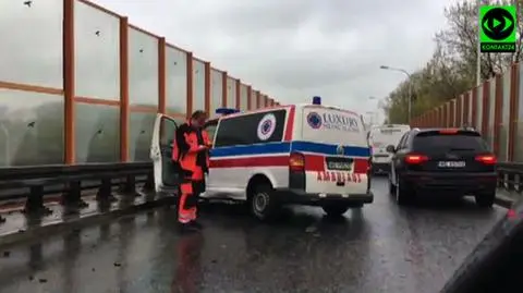 Ambulans na barierkach, dwie osoby w szpitalu