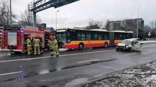 Zderzenie auta osobowego z autobusem na Mokotowie 