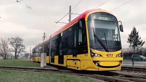 Pantografy opuszczone, tramwaje jeżdżą bez prądu z sieci