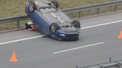 Dachowanie i zderzenie z cysterną. Dwie kolizje na S2