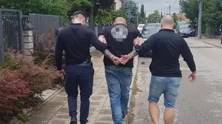 Policjanci z zatrzymanym mężczyzną 