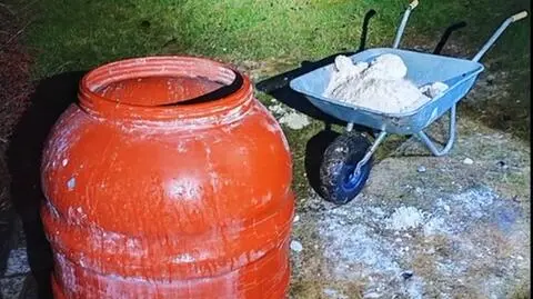 Taczka i beczka z poprodukcyjnymi odpadami