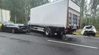Dwie ciężarówki i trzy auta osobowe. Wypadek na krajowej "50"