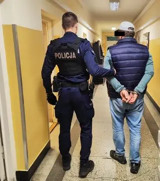 Policjant z zatrzymanym mężczyzną 