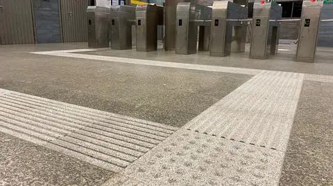Śliskie ścieżki dotykowe zastąpią granitowymi. Zmiany na kolejnych stacjach metra 