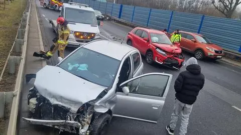 Jedno auto rozbite, drugie na barierkach