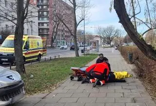 Strażnicy miejscy udzielili pomocy poszkodowanej 