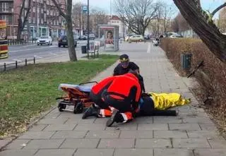 Z dużą siłą uderzyła głową w pień drzewa