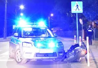 Pijany nastolatek uciekał kradzionym skuterem. Uderzył w radiowóz