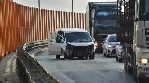 Auto uderzyło w barierki na Płowieckiej