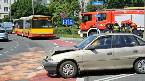 Zderzenie autobusu i samochodu. "Dziecko wypadło z wózka" 