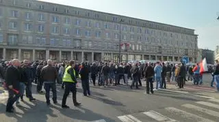 Taksówkarze na placu Trzech Krzyży