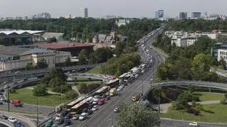 Duże utrudnienia na moście Łazienkowskim (wideo bez dźwięku)