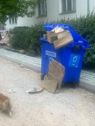 Kontenery z odpadami zalegające na Odolańskiej 