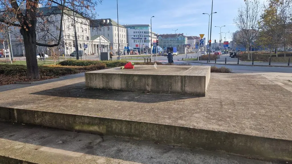 Na postumencie był napis "Ofiarom Rzezi Pragi". Nie ma po nim śladu