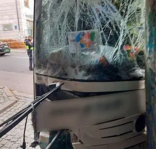 Zaparkowany autobus stoczył się i uderzył w budynek