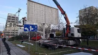 Obok stanął drugi wielki billboard