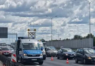 Trzy rozbite auta blokowały jezdnię lokalną S2